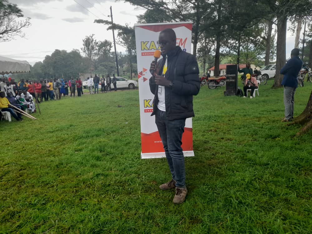 RurekyeraG's tweet photo. The people of #Kanoni sub-county gave @978KazoFM team an awesome reception when we visited them yesterday.
We cleaned Kanoni town, planted trees, had a public engagement and the population raised poor roads, non- response from govt in times of emergencies etc as major issues. https://t.co/CA5Qcr0Zrc
