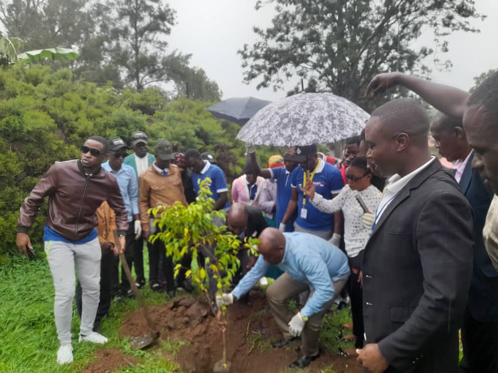 RurekyeraG's tweet photo. The people of #Kanoni sub-county gave @978KazoFM team an awesome reception when we visited them yesterday.
We cleaned Kanoni town, planted trees, had a public engagement and the population raised poor roads, non- response from govt in times of emergencies etc as major issues. https://t.co/CA5Qcr0Zrc
