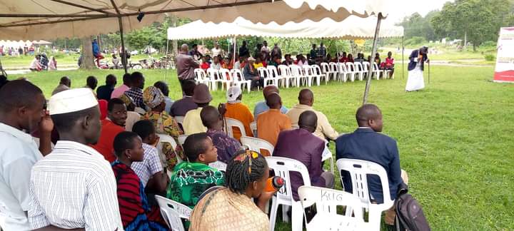 RurekyeraG's tweet photo. The people of #Kanoni sub-county gave @978KazoFM team an awesome reception when we visited them yesterday.
We cleaned Kanoni town, planted trees, had a public engagement and the population raised poor roads, non- response from govt in times of emergencies etc as major issues. https://t.co/CA5Qcr0Zrc