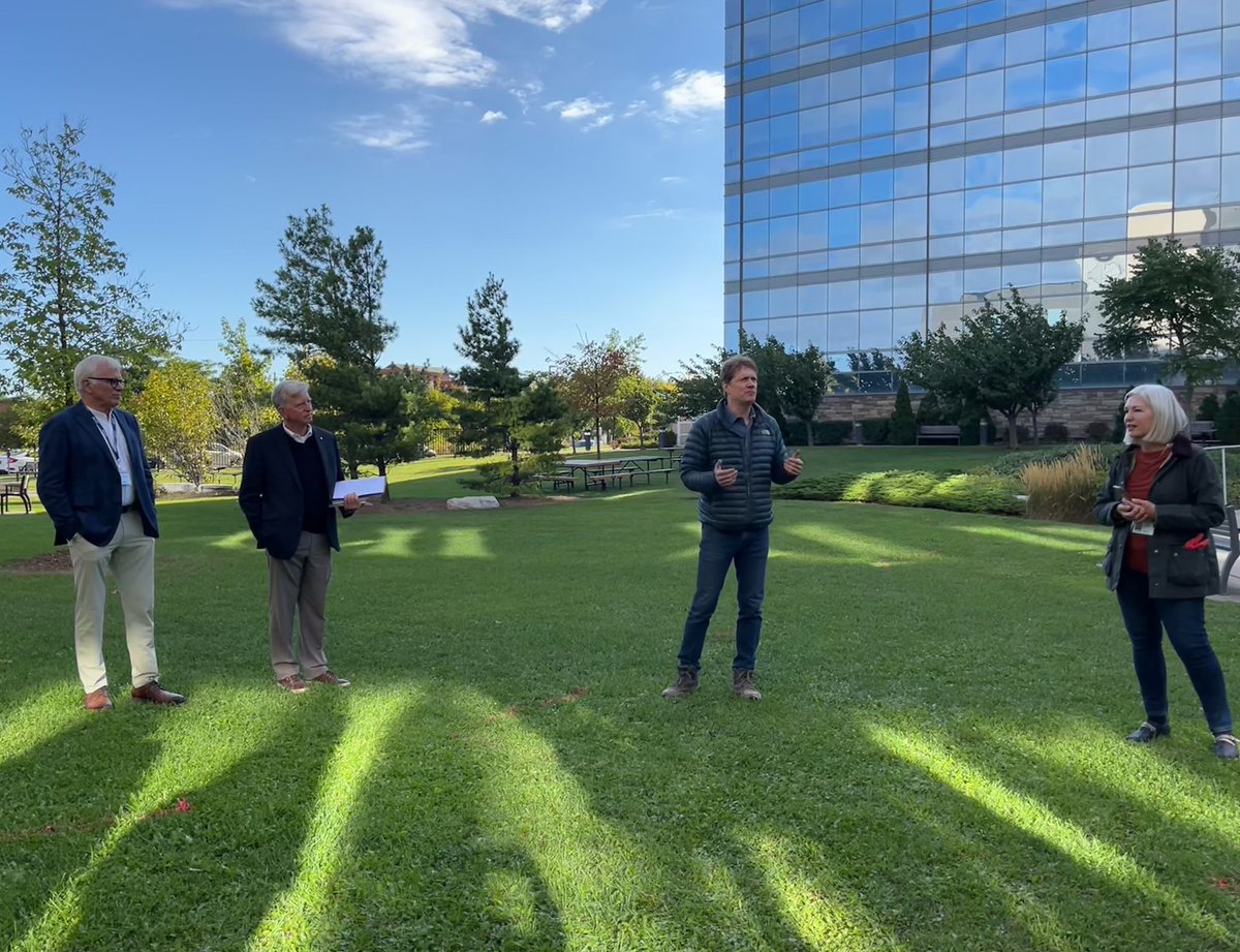 Trees4Hamilton's tweet photo. Trees improve mental, physical, emotional health. Today, great tree orgs greened hospital grounds to better the health of Hamiltonians. Thanks @HamHealthSci @MarkCullen4 @CdnTreesforLife @PEACH_HealthON for all that you do for our community. 👏 #NationalForestWeek #treesforhealth https://t.co/NtDYIAuFLV
