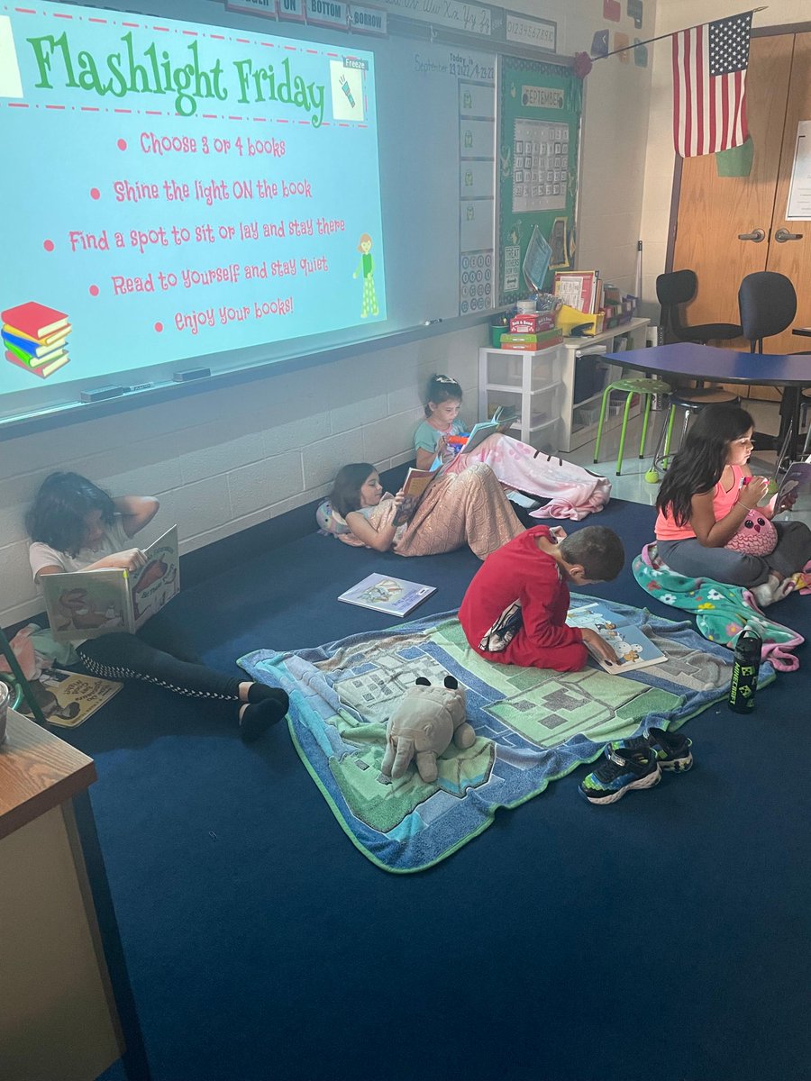 RetrieverPride's tweet photo. Reading is fun during Flashlight Fridays in Mrs. Pfau’s class! https://t.co/iuRAUW3Q6e