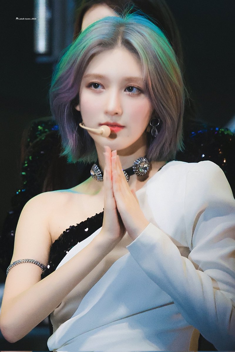 wonylovesrika's tweet photo. HAPPY BIRTHDAY GAEUL! β€οΈβ€οΈ
#HappyGaeulDay
#GAEULDAY
#IVE https://t.co/TTg24vq9DQ