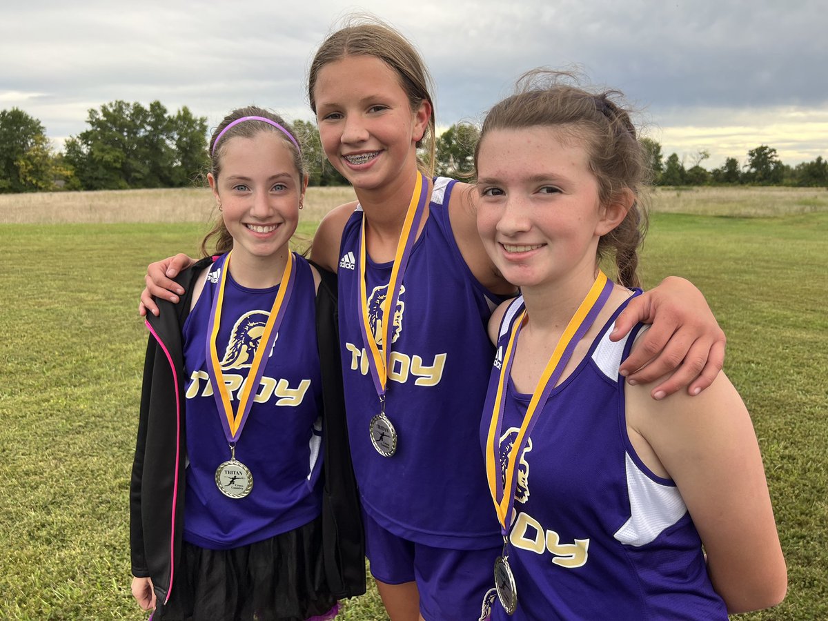 CoachMark42's tweet photo. 2nd place 4 mile relay team from TMS. #tmsathletics #tmsxc. Grace ran 1st and 4th leg! Team effort got 2nd! https://t.co/nOX0znd0Mc