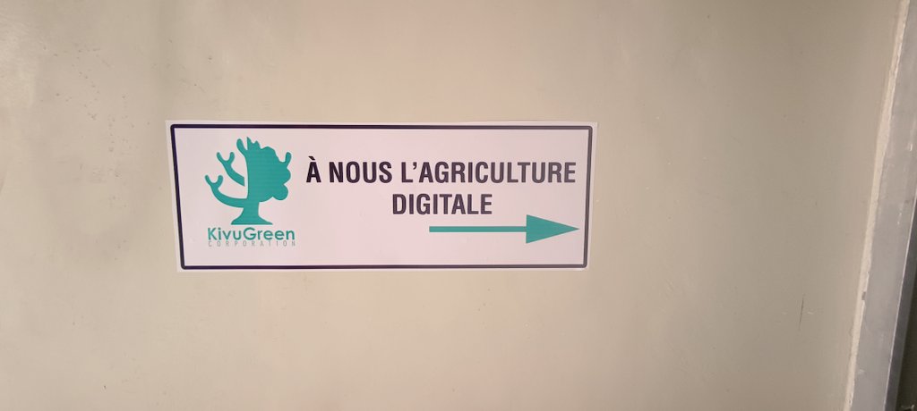 AndreMoliro's tweet photo. Très heureux d'avoir rencontré un autre jeune entrepreneur #NordKivu Mr Chris Eyale, @KivuGreenCorp une entreprise oeuvrant ds #NTIC dont le but principal est #apporter des solutions numériques au secteur agricole en RDC @Presidence_RDC @tour_agro @UNESCO_Dakar @BunkuluYves https://t.co/VIxTd0Pvsz