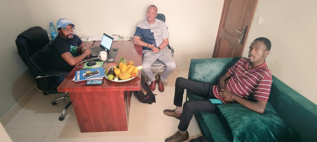 AndreMoliro's tweet photo. Très heureux d'avoir rencontré un autre jeune entrepreneur #NordKivu Mr Chris Eyale, @KivuGreenCorp une entreprise oeuvrant ds #NTIC dont le but principal est #apporter des solutions numériques au secteur agricole en RDC @Presidence_RDC @tour_agro @UNESCO_Dakar @BunkuluYves https://t.co/VIxTd0Pvsz