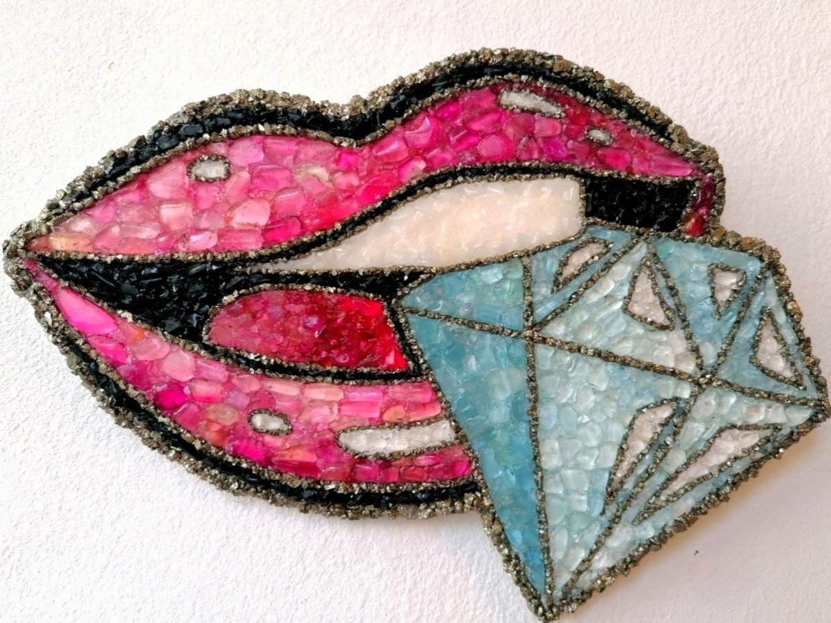 edelsteinkunst's tweet photo. Mein neuestes Werk, im Pop-Art-Stil: "Pink Lips with Blue Diamond" aus 5.118 #Edelsteinen, darunter Rubin, Turmalin und Aquamarin mit einer Größe von 22 x 15,5 cm, Bildträger ist Holz 💎 #artwork #ArtistOnTwitter #kunsthandwerk #edelsteinkunst #claudiaaponte #popart https://t.co/HPDTjbsFVA