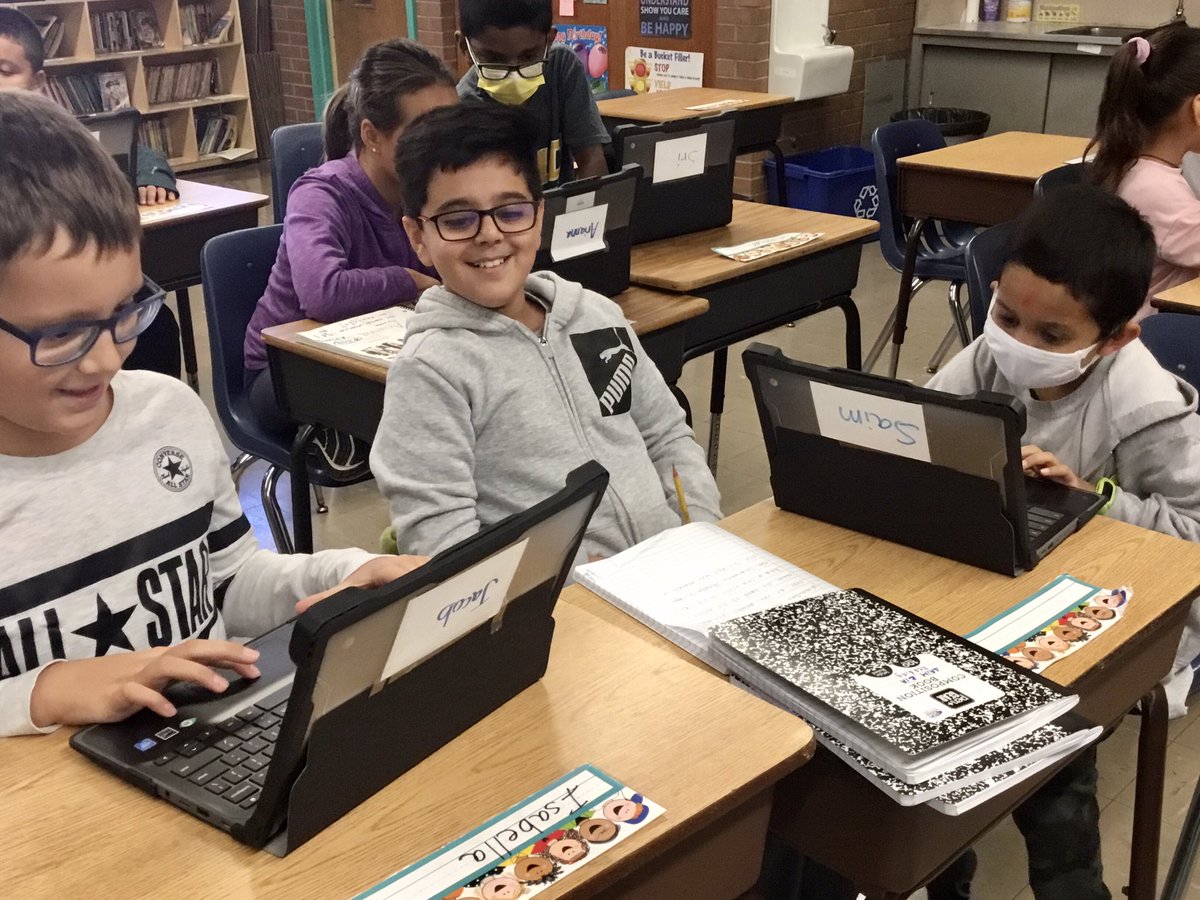 ms_natishyn's tweet photo. We are diligently researching information on Chile for our Hispanic Heritage project!🇨🇱 @WTSD @LC22Connelly #22Tigers https://t.co/B1Dcgh25wT
