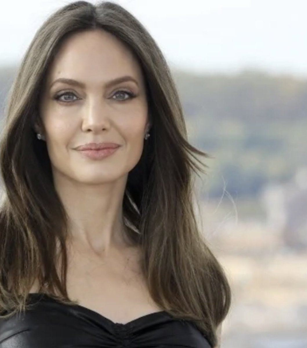 djwhomix's tweet photo. I have heard that Angelina Jolie is in #pakistan ! can i meet her and tell what's GOING #on #AngelinaJolie #hioye #FloodinPakistan https://t.co/BZSocjPa9G
