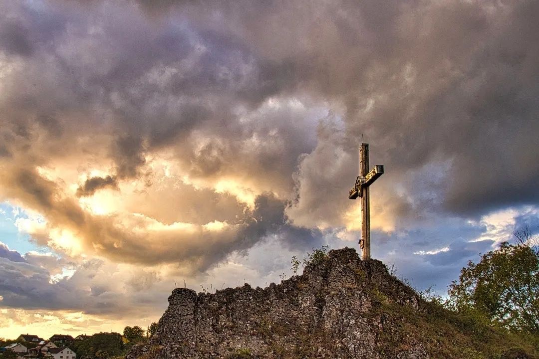 BistumBamberg's tweet photo. Wir hoffen, Euer Abend und Euer #Wochenende wird so stimmungsvoll wie dieses Bild vom #Bergwachtkreuz in #Pottenstein. Vielen Dank für das Foto an https://t.co/VC3ET9b9Ik! https://t.co/kUfDdr1Bae