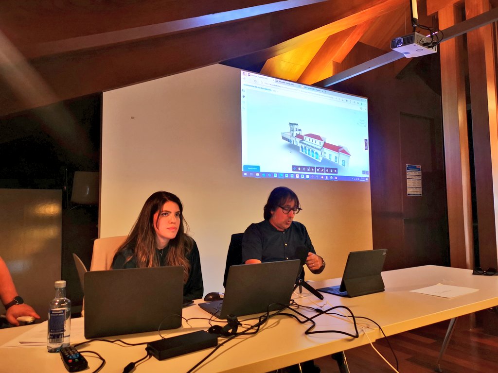gubimgalicia's tweet image. 27ª reunión del GuBIM Galicia. @leGordeau y Lilian Álvarez sacando pecho con la aplicación de BIM al Nuevo Edificio de Viajeros de Santiago de Compostela. La sala, cortesía de @arquitectosCOAG (siempre echando una mano) llena. Un gustazo.