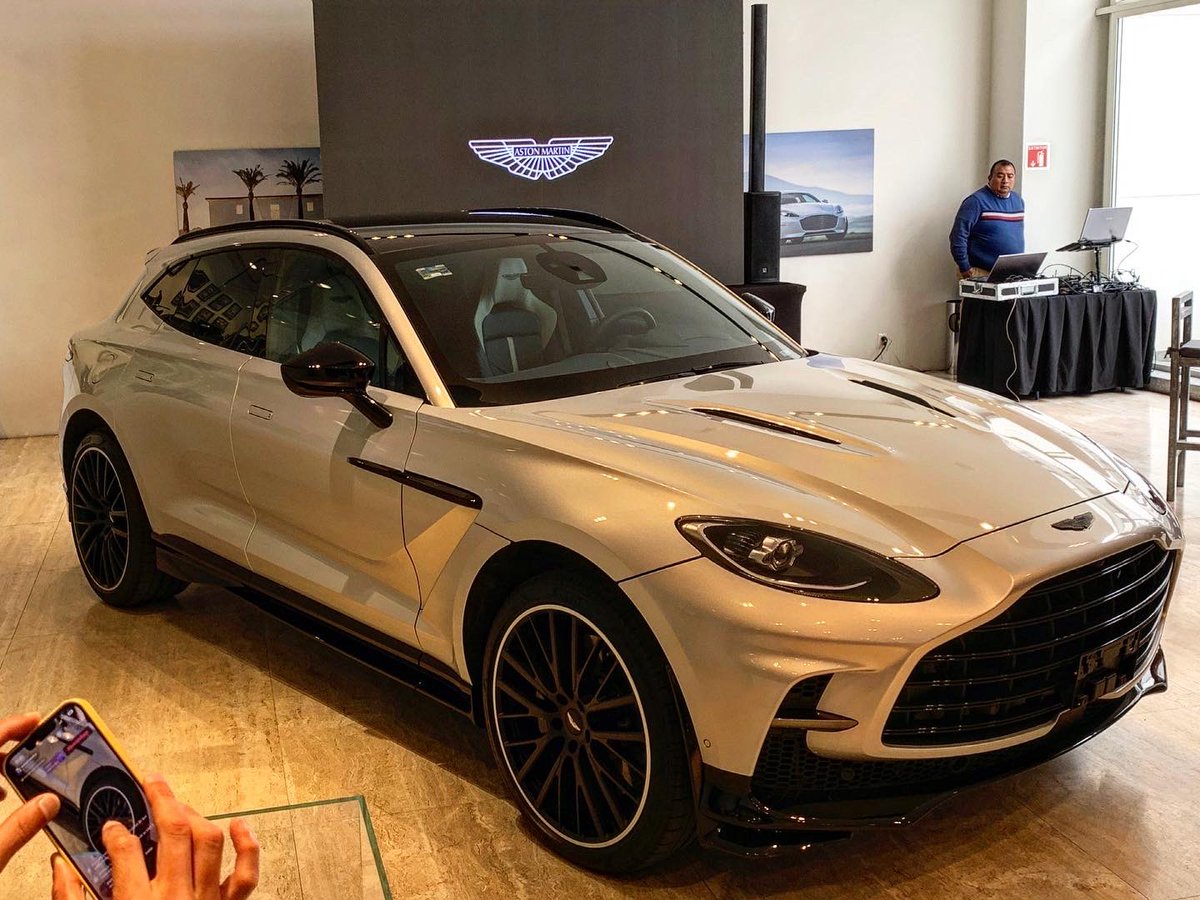 alto_octanaje1's tweet photo. De las pocas en México! Aston Martin DBX 707, motor V8 Turbo 4.0 lts, 707HP y un torque arriba de los 900 Nw-mt.  0 a 100 en 3.1 seg. Totalmente personalizable y construida a mano en Inglaterra. Tuya por $235,000 billetes verdes….! @EveFaure @elponce66 @benja220596 https://t.co/DKQJN34vYd