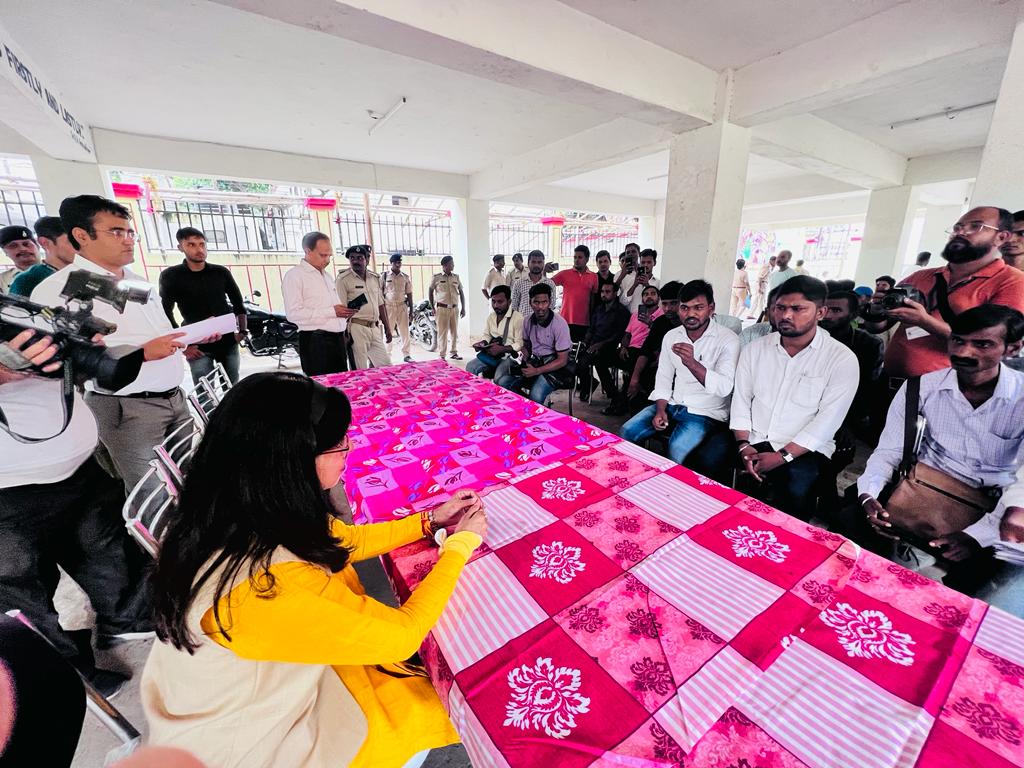 NCSC_GoI's tweet photo. राष्ट्रीय अनुसूचित जाति आयोग की माननीय सदस्या डॉ अन्जू बाला जी ने आयोग के बिहार दौरे के दौरान पटना के अम्बेडकर महेंद्रू में गोलीकांड घटना का स्थलीय निरीक्षण कर सम्बंधित अधिकारियों को अविलम्ब कार्यवाही हेतु निर्देशित किया। @anjubalabjp #NCSC #Article388 https://t.co/GSptpiU9Sp