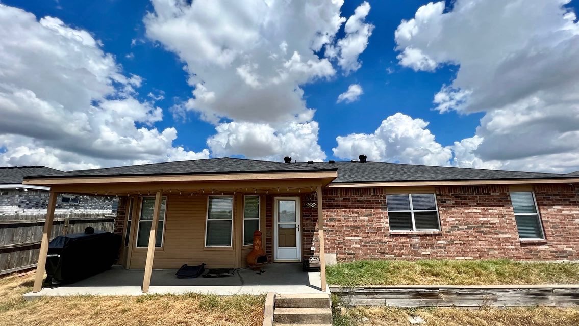 C2CRoofs's tweet image. We LOVE ❤️ how amazing this home transformation turned out! We installed CertainTeed Moire Black shingles and did the entire roof in just one ☝️ day! Give us a call 📞 today and let us help you get a brand new roof for your home 🏡 #bbbacceedited #austinroofing #austincontractor