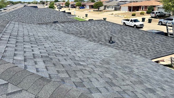 C2CRoofs's tweet image. We LOVE ❤️ how amazing this home transformation turned out! We installed CertainTeed Moire Black shingles and did the entire roof in just one ☝️ day! Give us a call 📞 today and let us help you get a brand new roof for your home 🏡 #bbbacceedited #austinroofing #austincontractor