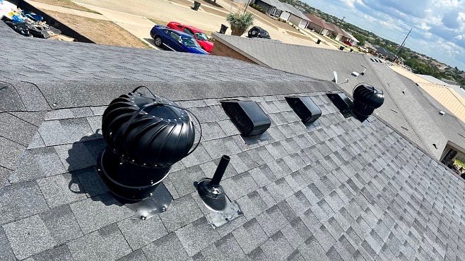 C2CRoofs's tweet image. We LOVE ❤️ how amazing this home transformation turned out! We installed CertainTeed Moire Black shingles and did the entire roof in just one ☝️ day! Give us a call 📞 today and let us help you get a brand new roof for your home 🏡 #bbbacceedited #austinroofing #austincontractor