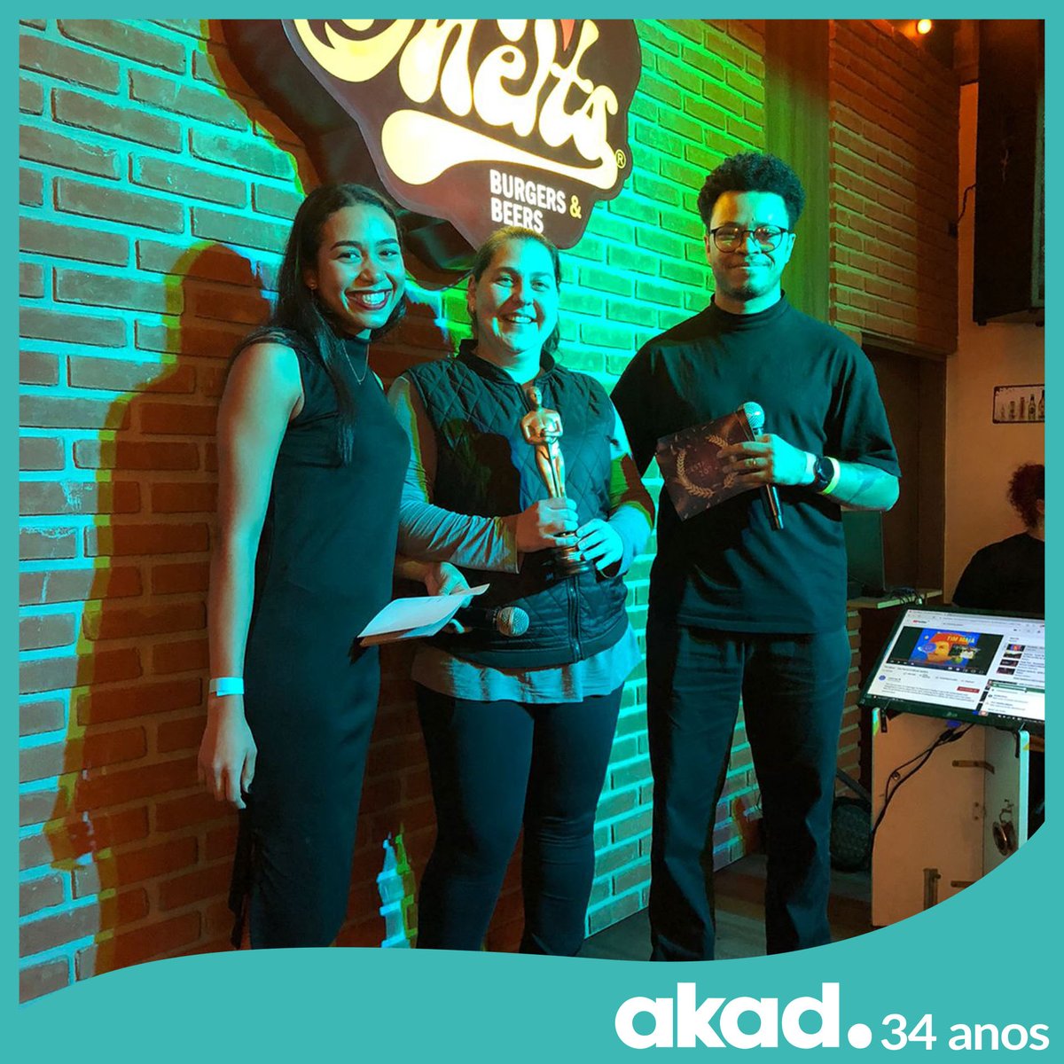 AKAD_br's tweet photo. Ontem (22), comemoramos o nosso 34º ano de aniversário!

Então, lá vai uma sequência de fotos da nossa comemoração em grande estilo, com direito a estatueta do oscar e muito karaokê! https://t.co/EbvsPtYq9O