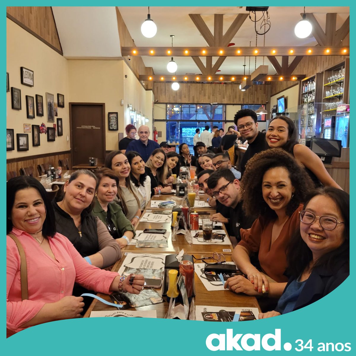 AKAD_br's tweet photo. Ontem (22), comemoramos o nosso 34º ano de aniversário!

Então, lá vai uma sequência de fotos da nossa comemoração em grande estilo, com direito a estatueta do oscar e muito karaokê! https://t.co/EbvsPtYq9O