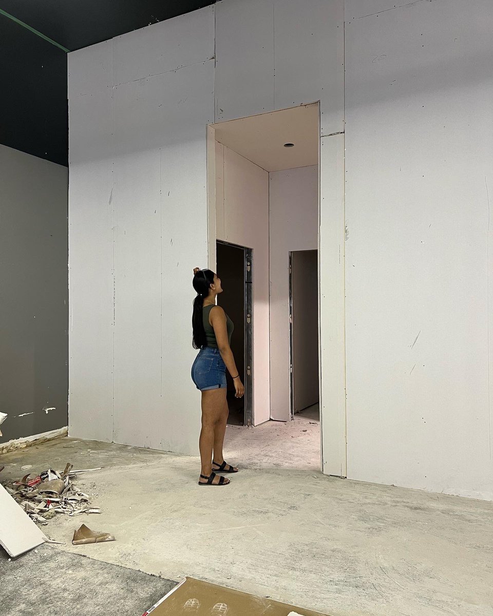 ree2mz's tweet photo. Last pictures of my event venue being built! 🚧 These past few months have been just as much exciting as challenging. Planning and executing the majority of it alone was demanding but I genuinely feel like I can tackle ANY projects now. Link in bio to see a video on my journey 👩🏽‍💼 https://t.co/0sWqsfgWd8