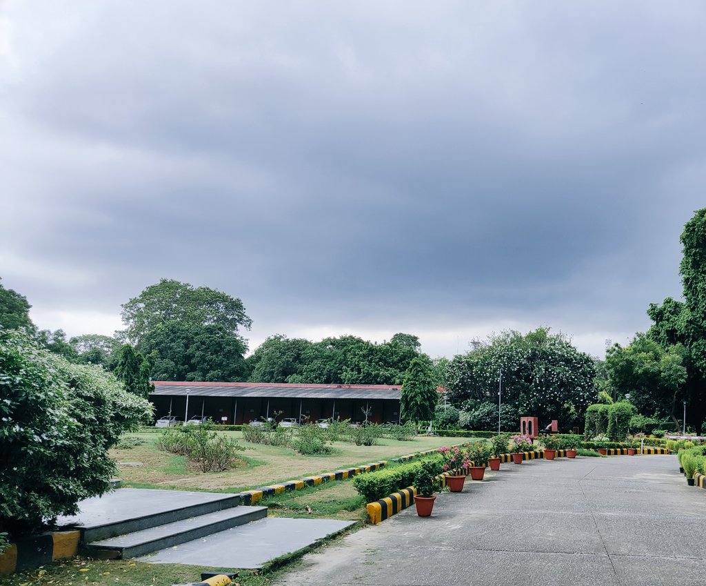 NewMonk12's tweet photo. Yuhin baras baras Kali ghata barse,
Hum yaar bheeg jayein ish chahat ki baarish mein....
#Rainyclouds♥️♥️.
PS: These are cumulonimbus clouds.😅 https://t.co/AlVzwkzbdf