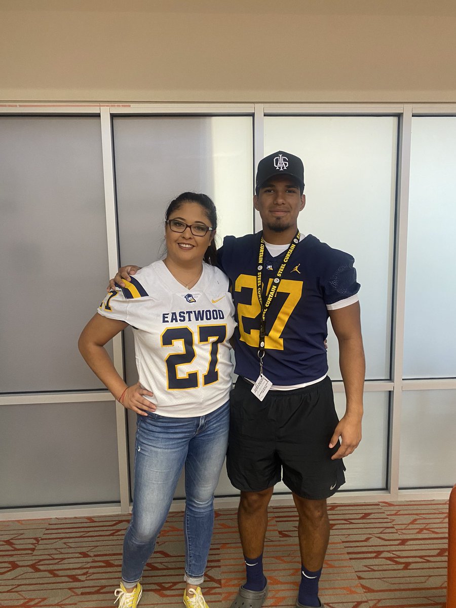 JaySerrano2024's tweet photo. Continuing a old tradition had to show the Best English teacher appreciation she always has her students backs and someone you can talk to #FAETW @EastwoodHQ @EHSCoachLopez https://t.co/7bnf3oexJ9