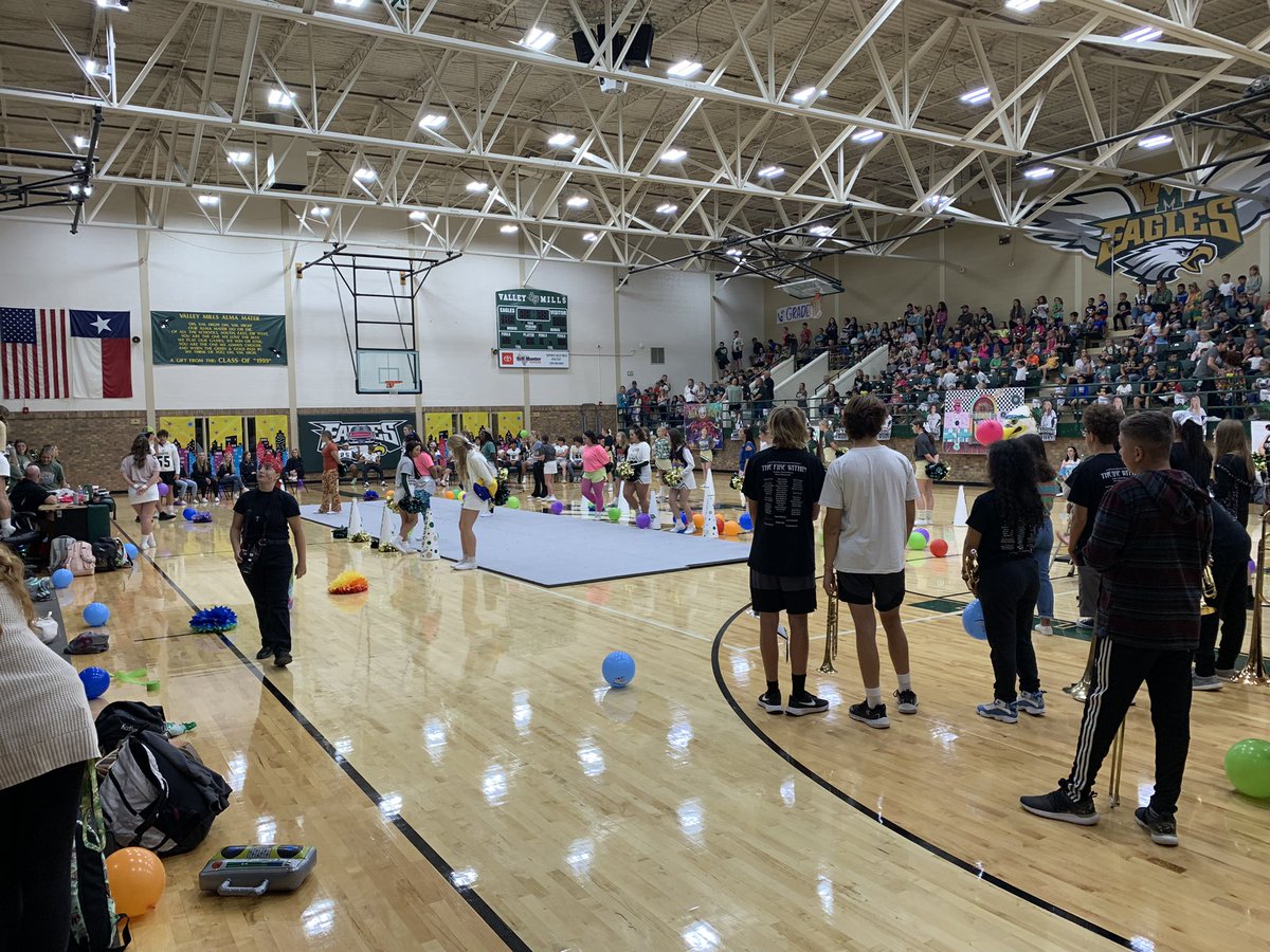 VM_Athletics's tweet photo. Love a good Pep Rally
Shout out to the Cheerleadersπ£, Color Guardππ³π, BandπΈπ₯πΊ, and everyone that participated today! #ThrowbackTheme #ESEP #BeatMoodyπ#BeatBosquevilleπ https://t.co/Gjr4pXSyaf