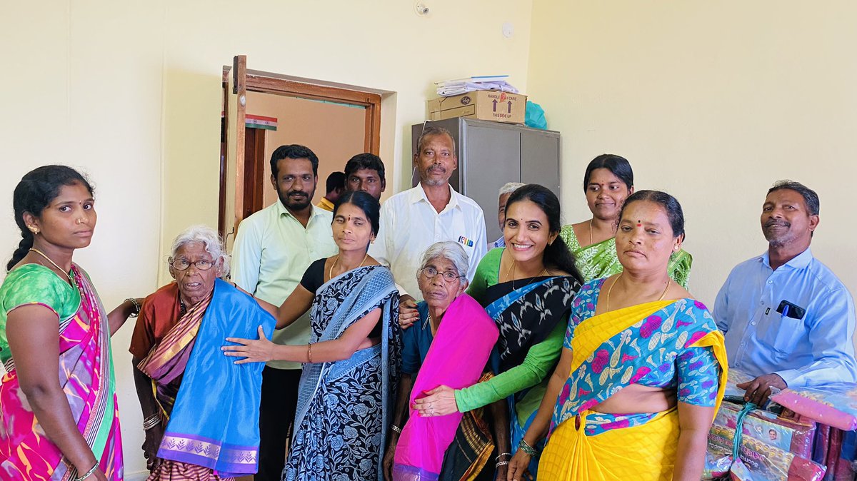 Launched the distribution of #Bathukamma sarees n our villg at #Grampanchayat along vt Upa-Sarpanch,MPTC’s,wardmembers
Panchayatsecretary & Rationshop Dealers

@TelanganaCMO gift to poor women during #Bathukamma festive season
#TRS Govt to distribute sarees for 5th consecutive yr