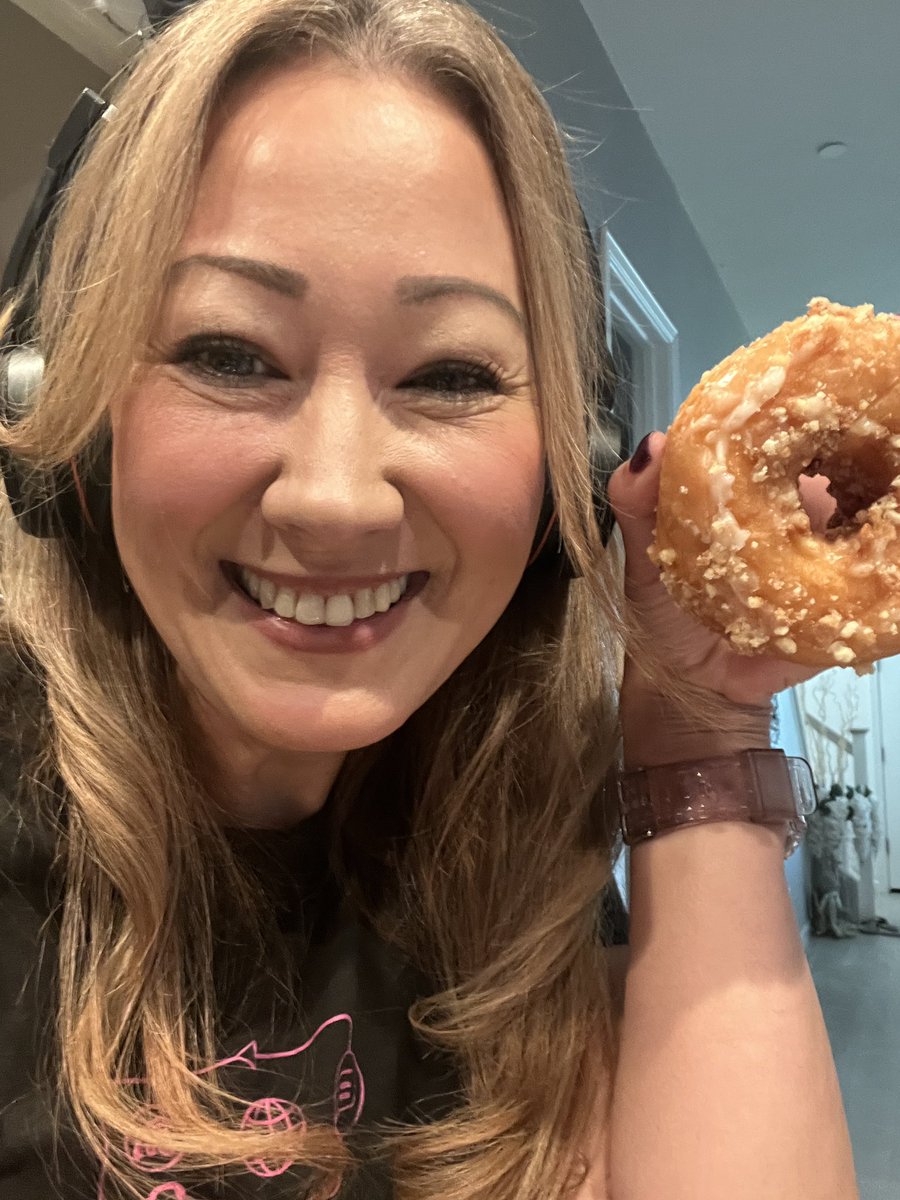 asamayoa92's tweet photo. Thank you to my friend @_Mpadilla_ who made my birthday morning super special with a delivery first thing of yummy donuts! Love you friend! You’re the best ❤️ #IMCustomerObsessed https://t.co/IAZGTH3xHV