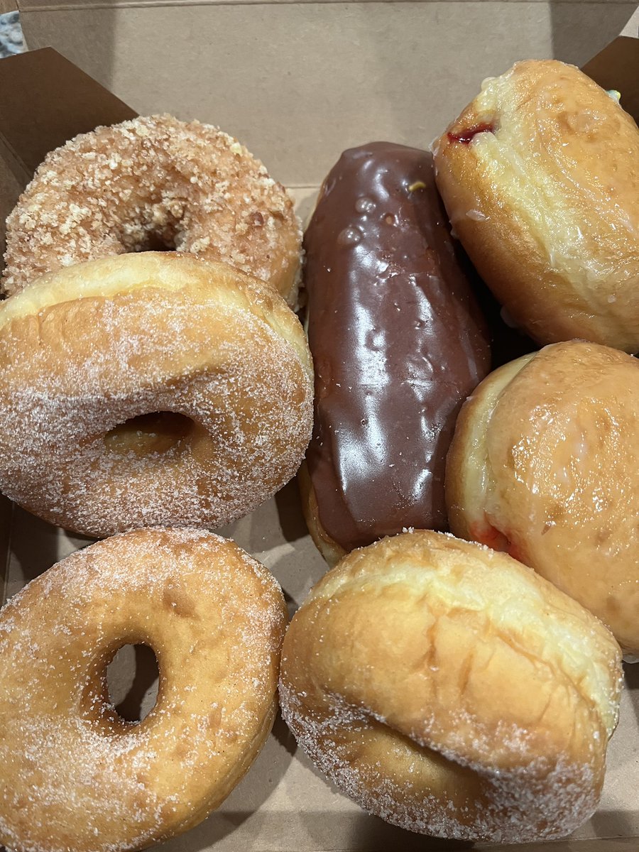asamayoa92's tweet photo. Thank you to my friend @_Mpadilla_ who made my birthday morning super special with a delivery first thing of yummy donuts! Love you friend! You’re the best ❤️ #IMCustomerObsessed https://t.co/IAZGTH3xHV
