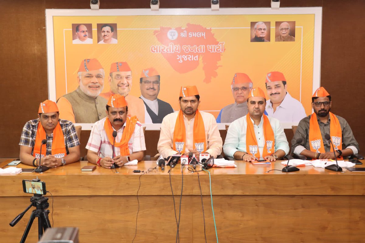 NareshDesai_'s tweet image. આત્મનિર્ભર ભારતના પ્રણેતા અને દેશના યશસ્વી વડાપ્રધાનશ્રી @narendramodi જીના 72માં જન્મદિવસની ઉજવણીના ભાગરૂપે #SewaPakhwada અન્વયે આયોજિત #RunForDevelopment મેરેથોન 2022ના અનુસંધાને આજે પ્રદેશ કાર્યાલય શ્રી કમલમ્ મુકામે પત્રકાર પરિષદ સંબોધી,મેરેથોન માટેની ટી-શર્ટનું અનાવરણ કર્યું.