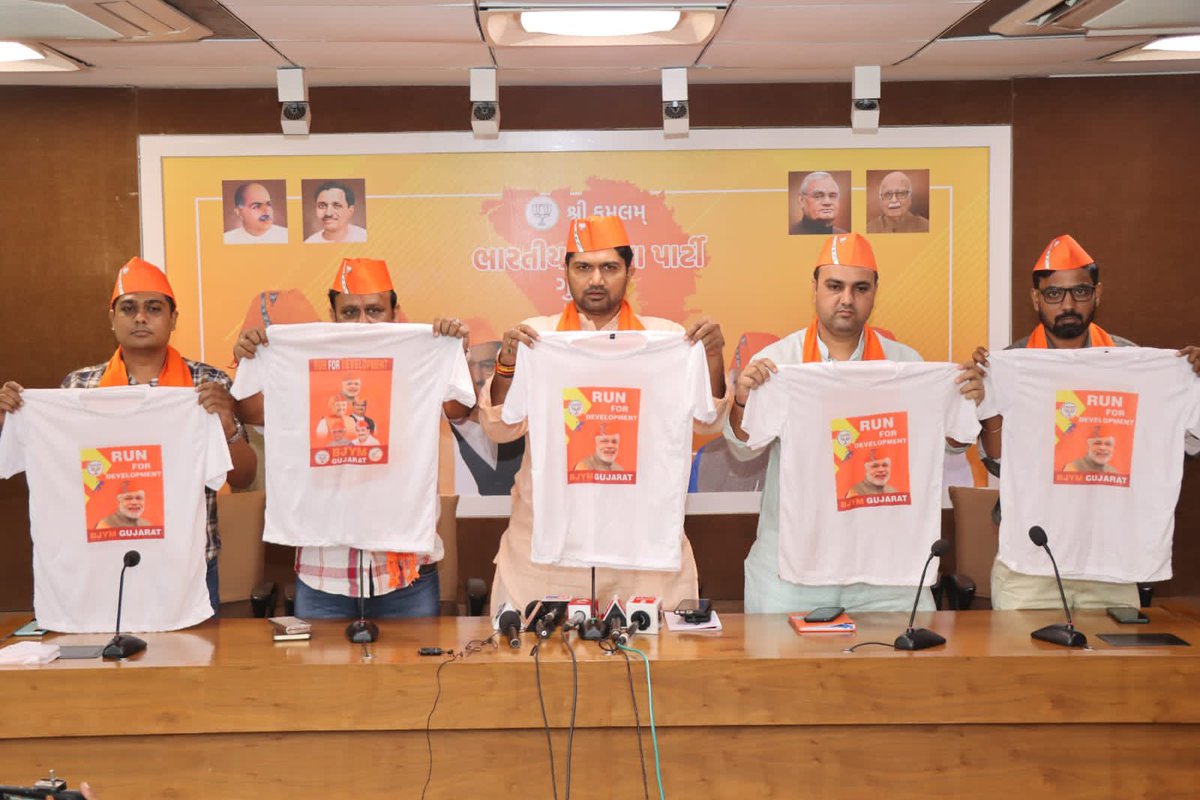 NareshDesai_'s tweet image. આત્મનિર્ભર ભારતના પ્રણેતા અને દેશના યશસ્વી વડાપ્રધાનશ્રી @narendramodi જીના 72માં જન્મદિવસની ઉજવણીના ભાગરૂપે #SewaPakhwada અન્વયે આયોજિત #RunForDevelopment મેરેથોન 2022ના અનુસંધાને આજે પ્રદેશ કાર્યાલય શ્રી કમલમ્ મુકામે પત્રકાર પરિષદ સંબોધી,મેરેથોન માટેની ટી-શર્ટનું અનાવરણ કર્યું.