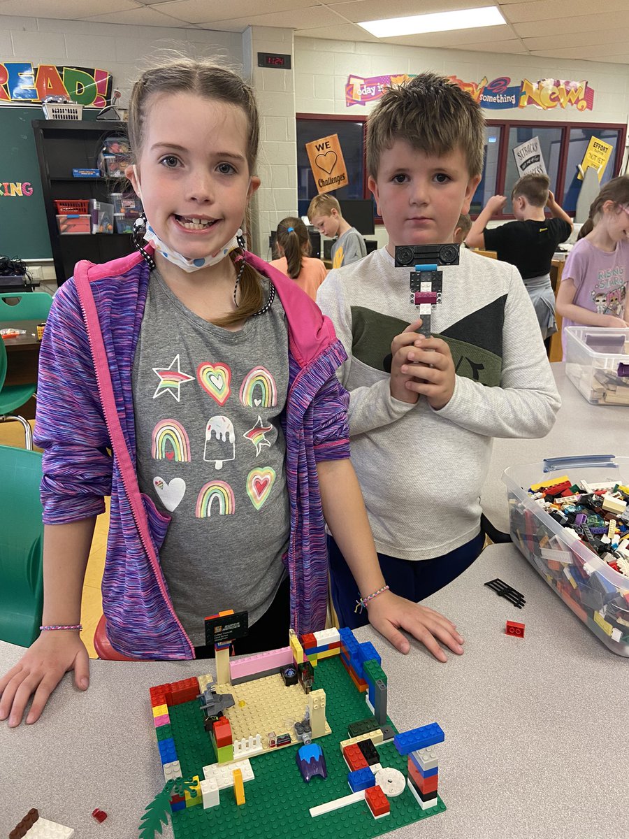 HDDawe's tweet image. Enjoying a little bit of LLC time @beachycoveelem today! #designandcreate #legos #reading