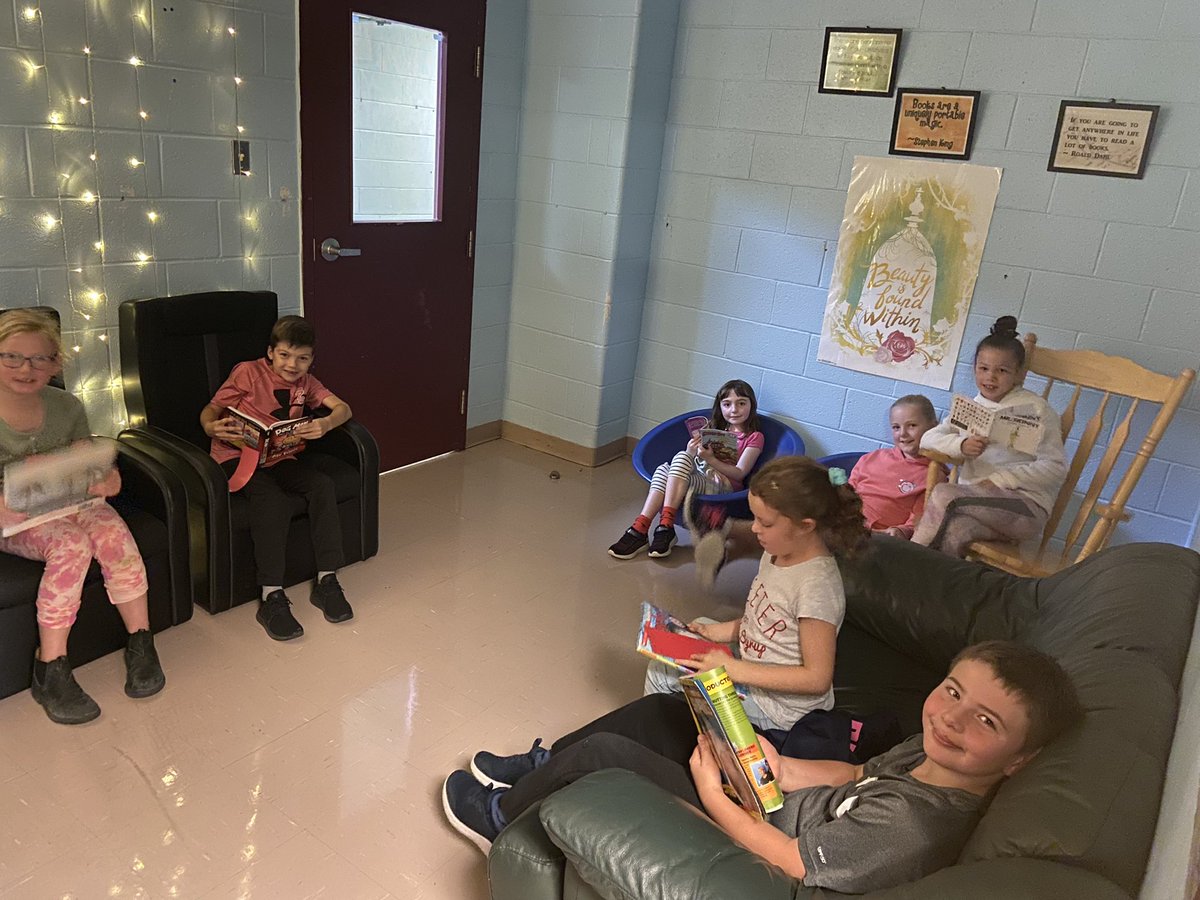 HDDawe's tweet image. Enjoying a little bit of LLC time @beachycoveelem today! #designandcreate #legos #reading