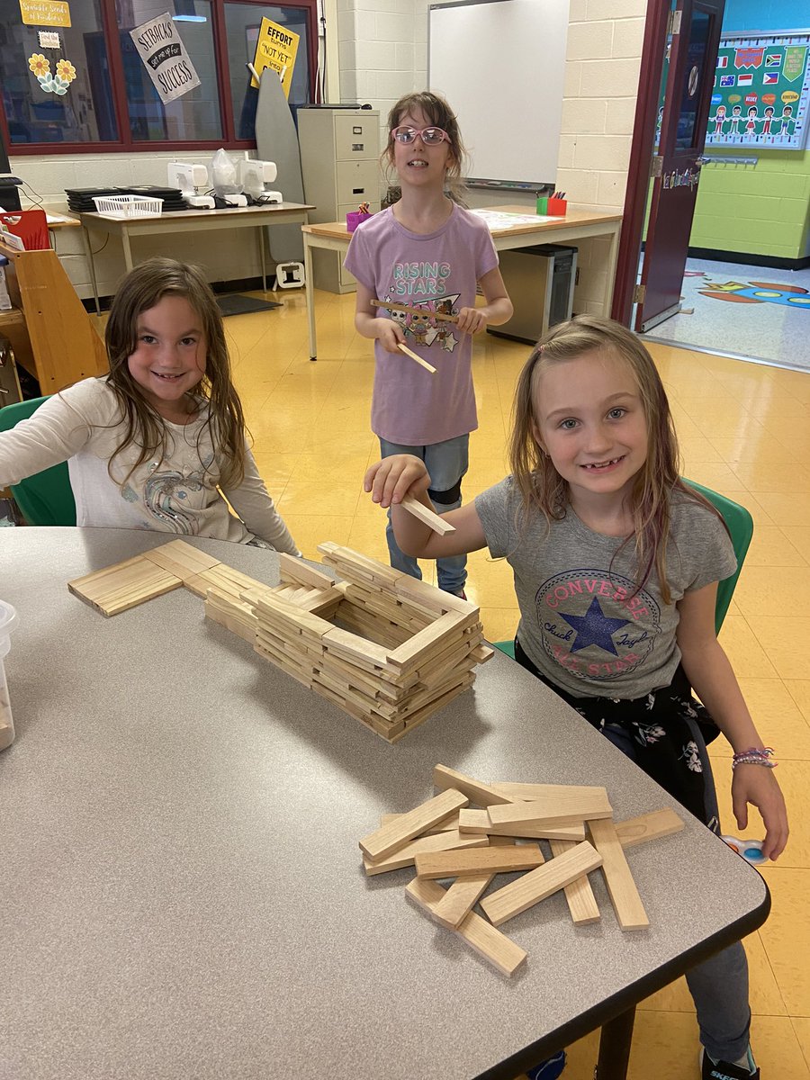 HDDawe's tweet image. Enjoying a little bit of LLC time @beachycoveelem today! #designandcreate #legos #reading