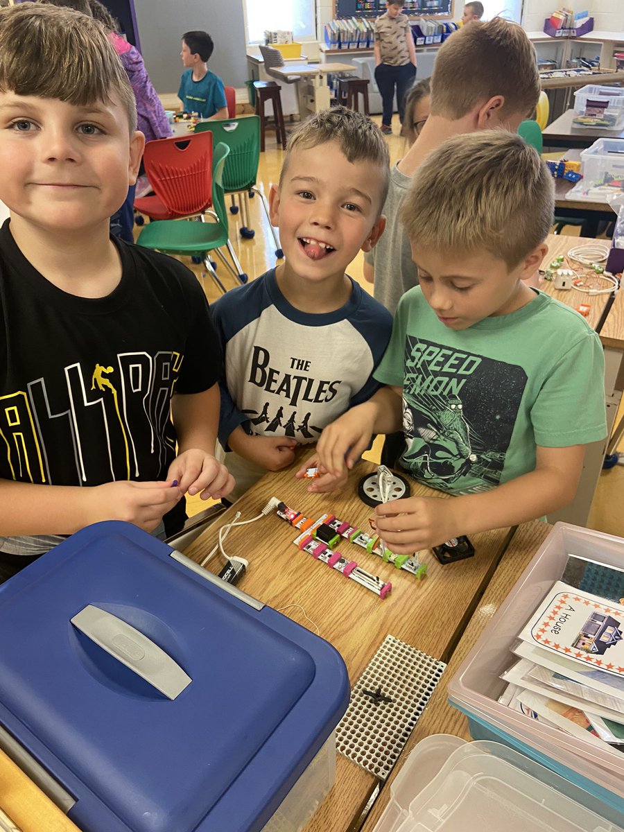 HDDawe's tweet image. Enjoying a little bit of LLC time @beachycoveelem today! #designandcreate #legos #reading