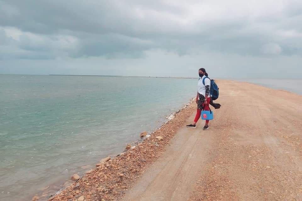 ભારત-પાકિસ્તાન બોર્ડર સુધી પોલિયોની રસી પહોંચાડતી ડબલ એન્જિન સરકાર 

બાળક પોલિયોની રસી પીવાથી વંચિત ન રહી જાય તે માટે ભુજ તાલુકાના ખાવડા સામુહિક આરોગ્ય કેન્દ્ર હેઠળના હાજીપુર પેટા આરોગ્ય કેન્દ્રના સી.એચ.ઓ. શ્રી પિન્કીબેન પટેલ 4-5 કિ.મી. ચાલતા જઈ બાળકોને પીવડાવે છે પોલિયોની રસી.