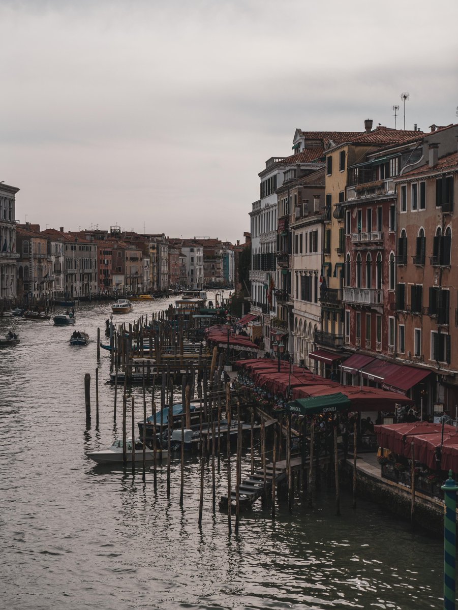 sonyitalia's tweet photo. Laura Masi, Sony Europe Imagaing Creator, ci racconta Venezia, una delle città che più rappresenta la bellezze del nostro paese, mostrandoci dai più classici canali, alle peculiari botteghe artigianali. 

#SonyAlpha #SonyCreator #Alpha7IV #gmaster https://t.co/7NBVpOYFv6