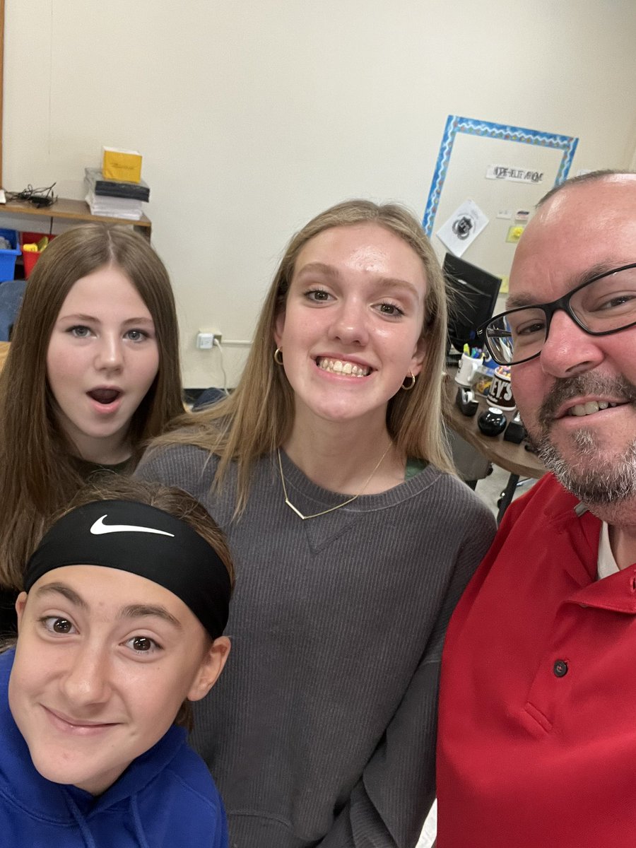 MrMikteaches's tweet photo. KORT Krew! #middleschoolisfun #KORT #ems https://t.co/94t3RJkZzV