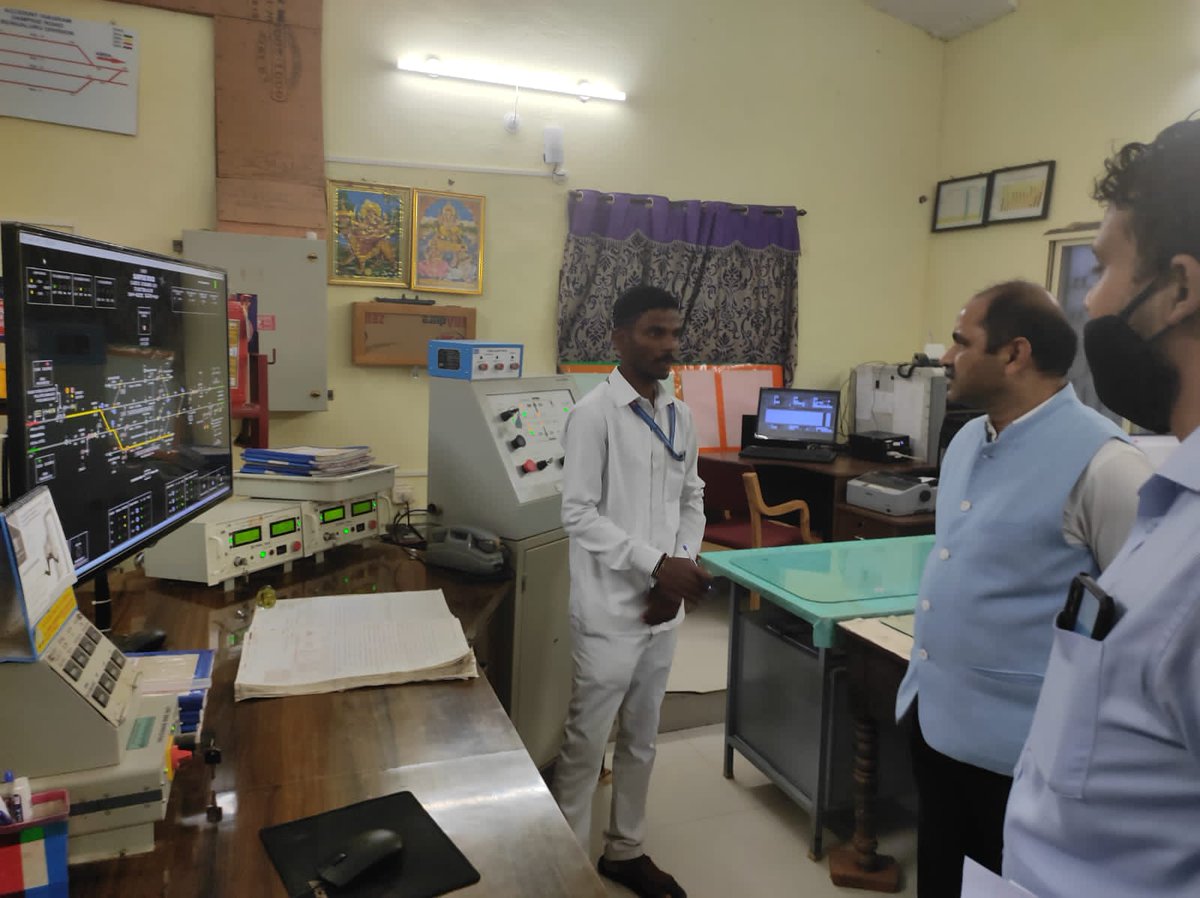 drmsbc's tweet photo. Shri. Shyam Singh DRM/SBC along with Divisional officers of #Bengaluru division inspected #SampigeRoad station and conducted track & safety parameters inspection from Sampige Road to Bengaluru section.
#safety
@SWRRLY https://t.co/iyxaEViRgx