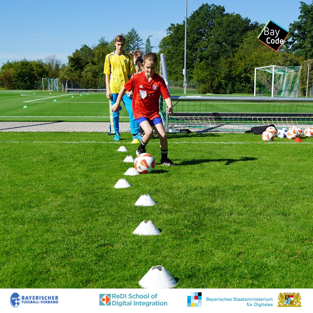 baycode_bayern's tweet photo. Volltreffer! Fast 100 Kids & Teens kamen zum #BayCode-Sommerevent Coden&Kicken und haben mit uns programmiert und dem Team des @BFV_Medien Fußball gespielt.
Vielen Dank an alle Beteiligten!
@ReDISchool @gerlach_judith @digitalbayern https://t.co/x8L2pPILsp