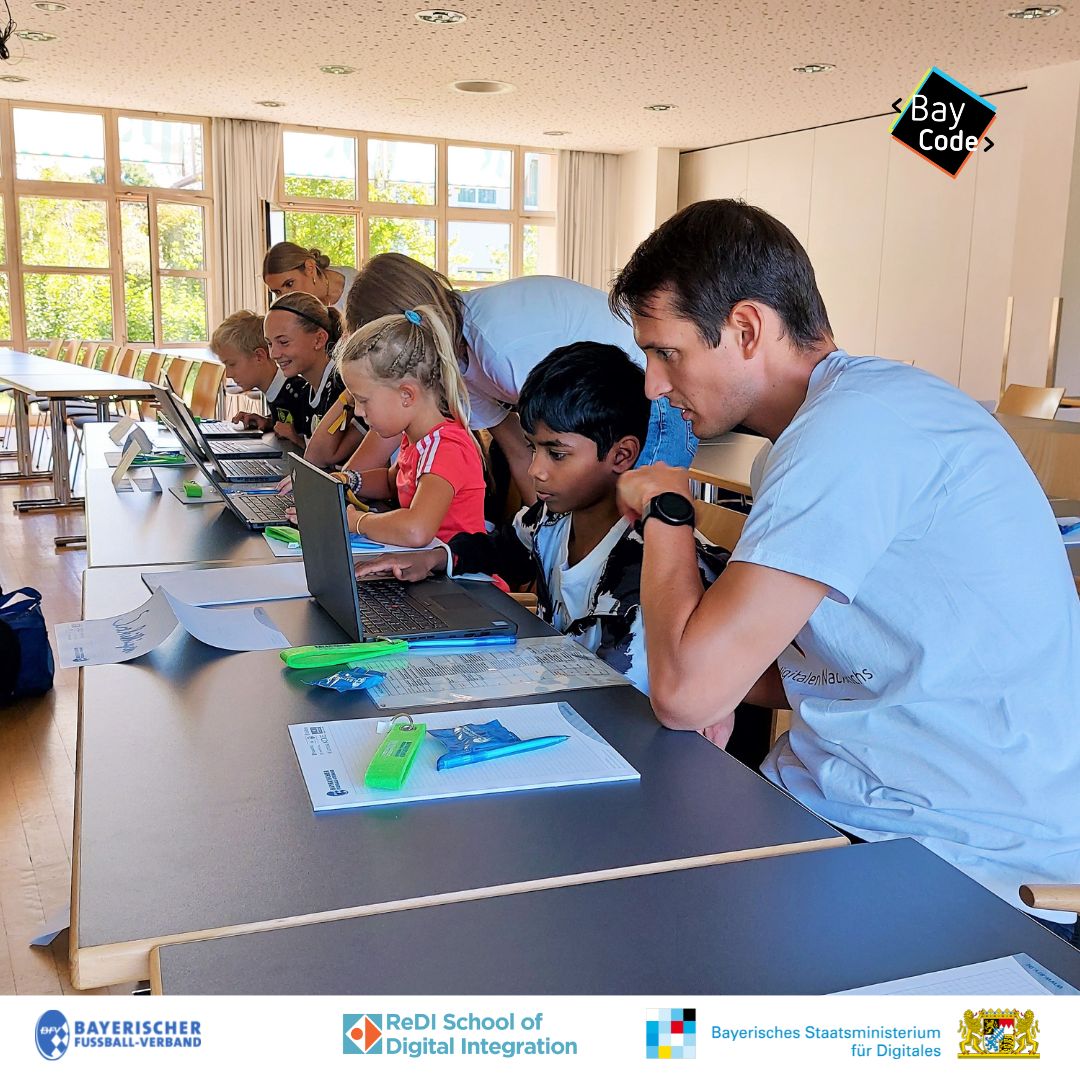 baycode_bayern's tweet photo. Volltreffer! Fast 100 Kids & Teens kamen zum #BayCode-Sommerevent Coden&Kicken und haben mit uns programmiert und dem Team des @BFV_Medien Fußball gespielt.
Vielen Dank an alle Beteiligten!
@ReDISchool @gerlach_judith @digitalbayern https://t.co/x8L2pPILsp