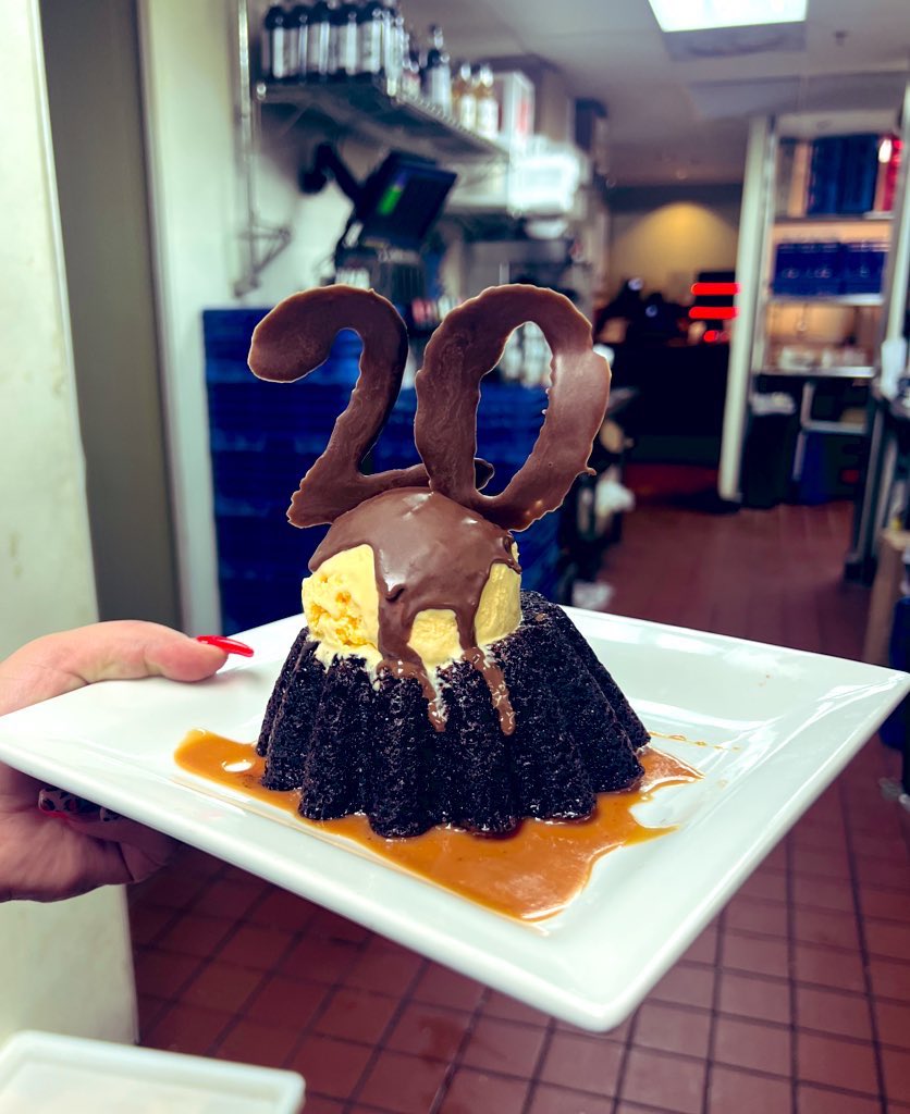 BritneeHogue's tweet photo. We had some guests celebrate their 20th anniversary with us, and paige made sure to go above and beyond to make them feel so special on this big day!🫶🏻🌶 #chilislove @Chilis @ChilisJobs @crystalbugg @anarchy_bus @hasquet @StephanieKeeli5 @dougcomings https://t.co/FGbkerUT6P