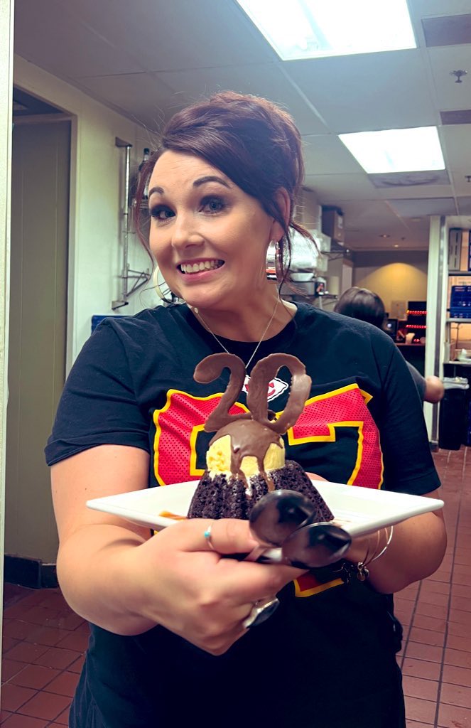 BritneeHogue's tweet photo. We had some guests celebrate their 20th anniversary with us, and paige made sure to go above and beyond to make them feel so special on this big day!🫶🏻🌶 #chilislove @Chilis @ChilisJobs @crystalbugg @anarchy_bus @hasquet @StephanieKeeli5 @dougcomings https://t.co/FGbkerUT6P