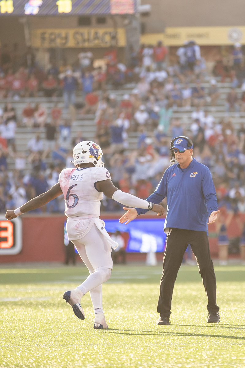 JalonDaniels6's tweet photo. See Y’all In The Booth! 🗣
Rock Chalk!❤️💙 https://t.co/hwpSJ74C0u