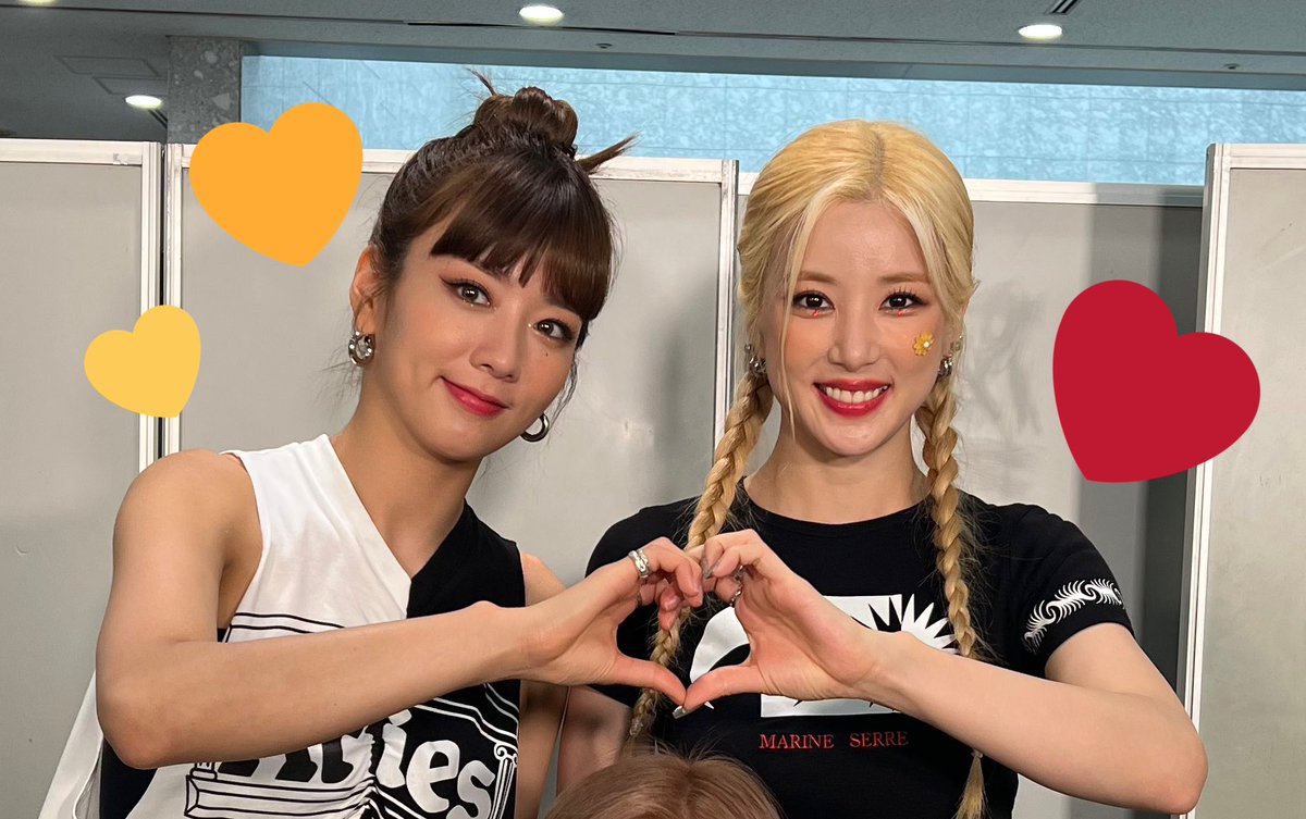 어떤 포즈를 할까 정하지 않고 가서 초롱언니가 하트하자고 했는데 보미언니는 그 말이 잘 안들려서 피스했음ㅋㅋㅋㅋㅋ그 다음에는 둘이서 하트 만들어줬음ㅎㅎ

ちょろんがハートしよ！って言ったのぼみが全く聞こえてなくて元気よくピース！って言ってて笑った(笑)その後ハートしてくれたけども(笑)