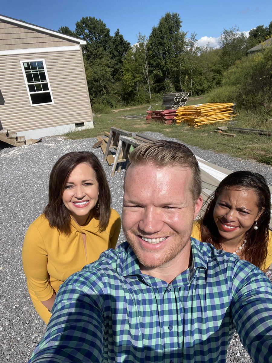 All smiles on a sunny day at the new ⁦<a href="/BlountHabitat/">Blount County Habitat for Humanity</a>⁩ home for Johna Hawk with ⁦<a href="/TedRutland/">Ted Rutland</a>⁩ of ⁦<a href="/claytonhomes/">Clayton</a>⁩ whose team members put in 1500 volunteer hours.See how Clayton encourages this &amp; learn more about Johna &amp; her kids at 6! #PositivelyTN ⁦<a href="/6News/">WATE 6 On Your Side</a>⁩