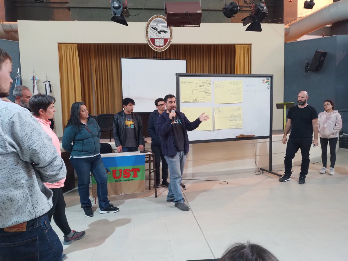 regosh_libre's tweet photo. Actividad de cierre en el encuentro Herramientas abiertas para la agroecología y la salud ambiental #reGOSH22: pensar en conjunto qué funciona, qué no, qué se desea y qué se puede hacer. Trabajo en grupos y puesta en común. https://t.co/cLbQdSvlYg