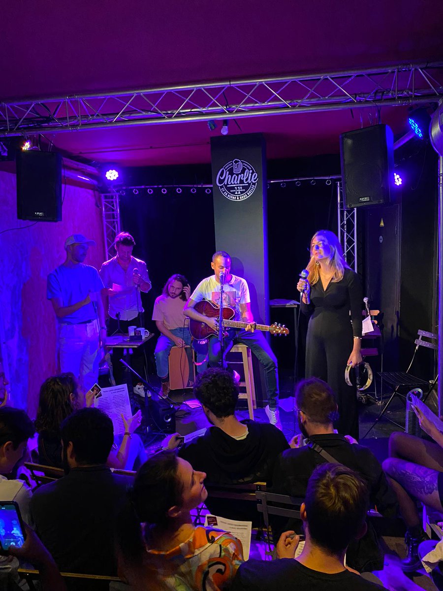 Si tu as "Elles demandent du zouk" dans la tête aujourd'hui, tu as sûrement passé une bonne soirée hier soir...
Nous, nous en avons passé une excellente, grâce à vous.
On a qu’une envie : vous revoir au plus vite pour une deuxième soirée Live !
Des ondes de love ❤️