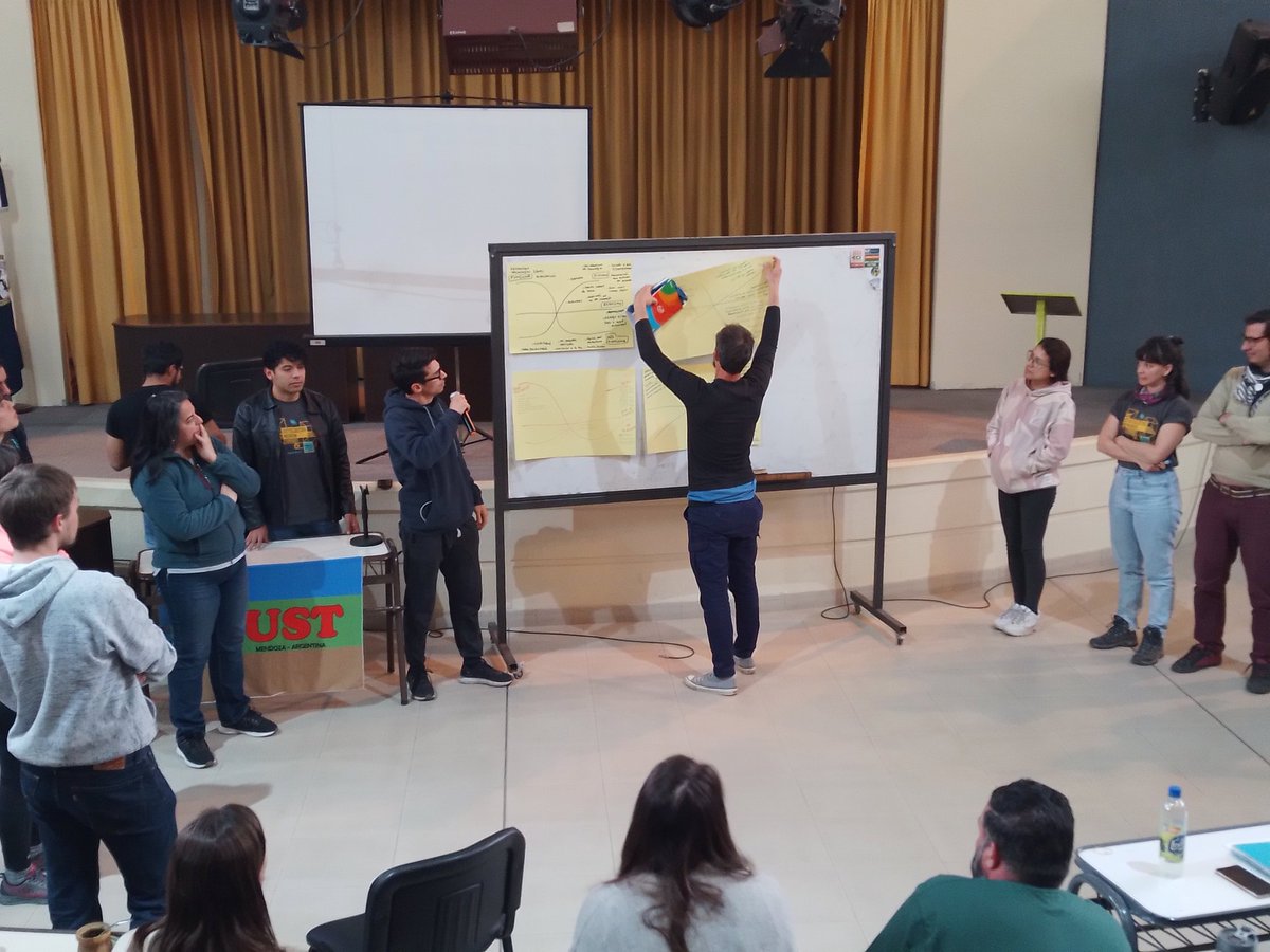 regosh_libre's tweet photo. Actividad de cierre en el encuentro Herramientas abiertas para la agroecología y la salud ambiental #reGOSH22: pensar en conjunto qué funciona, qué no, qué se desea y qué se puede hacer. Trabajo en grupos y puesta en común. https://t.co/cLbQdSvlYg