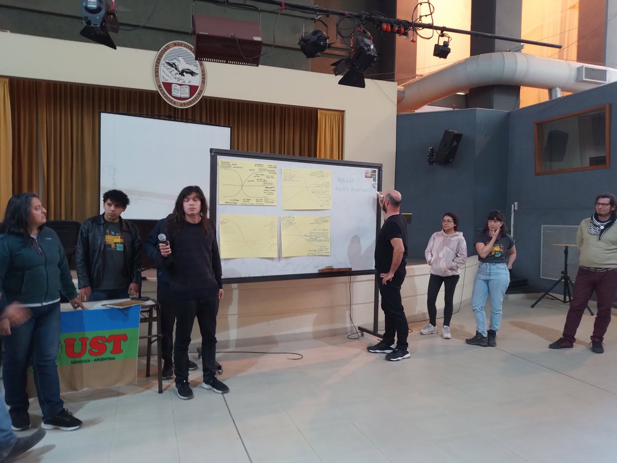 regosh_libre's tweet photo. Actividad de cierre en el encuentro Herramientas abiertas para la agroecología y la salud ambiental #reGOSH22: pensar en conjunto qué funciona, qué no, qué se desea y qué se puede hacer. Trabajo en grupos y puesta en común. https://t.co/cLbQdSvlYg
