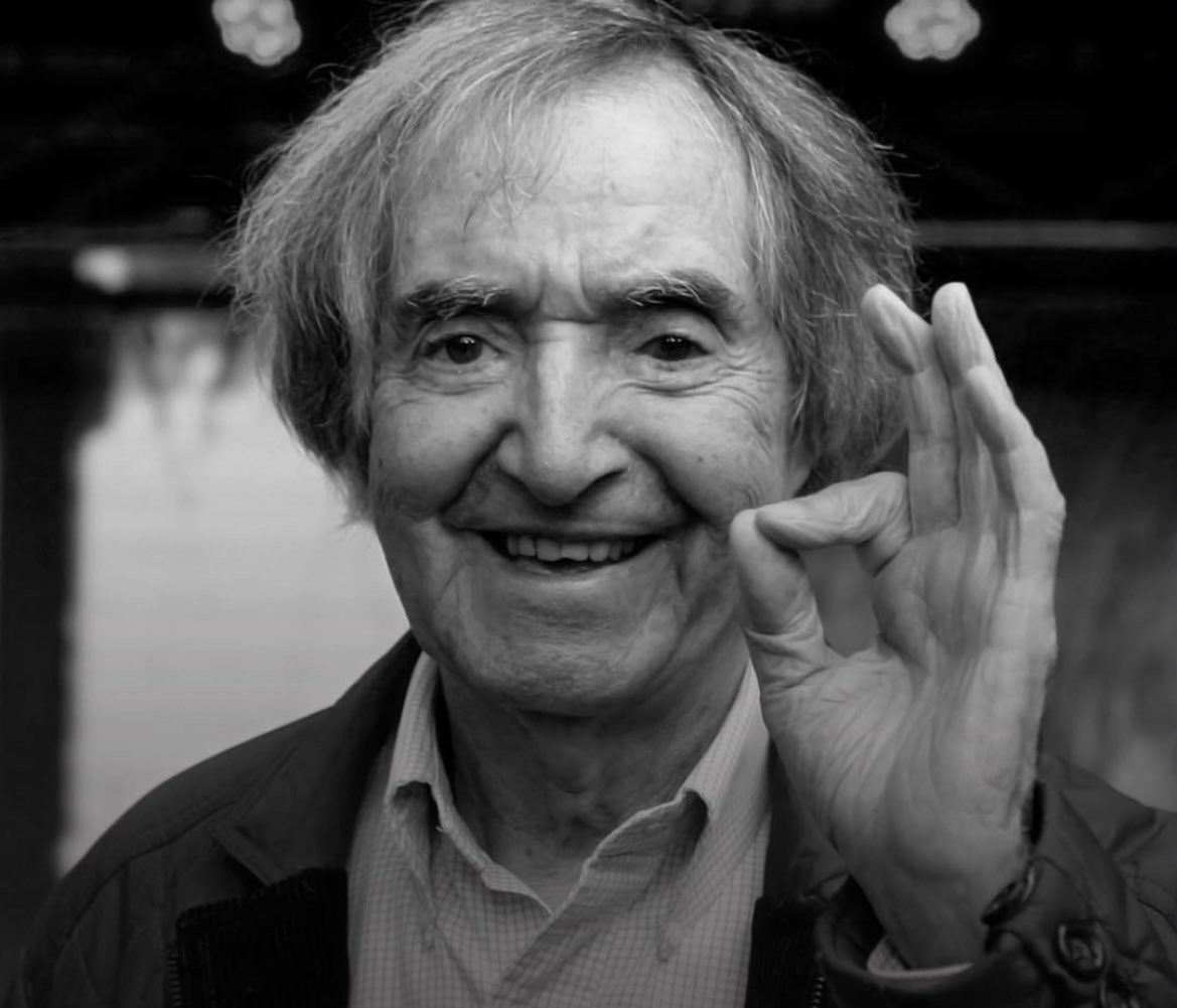 Falleció Carlitos Balá | 
Consagrado como uno de los artistas más queridos por la gente, Carlitos Balá es el creador de frases populares históricas como “¿Qué gusto tiene la sal?”, pero también de personajes como el “Hombre Invisible” y, por supuesto, del “Chupetómetro”